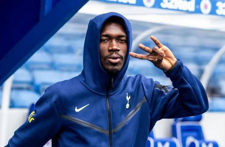 红牌+越位1厘米！十人本菲卡钢铁防线现形，穆帅光明球场决战15年魔咒